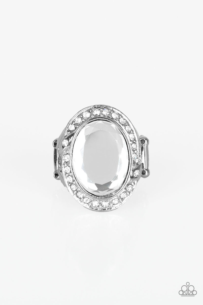 queen-scene-white-ring